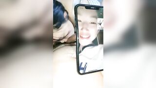 열심히 빠는 섹파와 그걸 보고있는 섹파