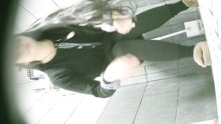 【トイレ撮影】前後ダブルアングル、極上無毛うんち、おばさんの下着着替え33V ipcam (5)