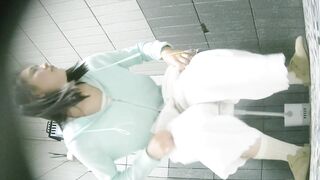 【トイレ撮影】前後ダブルアングル、極上無毛うんち、おばさんの下着着替え33V ipcam (7)