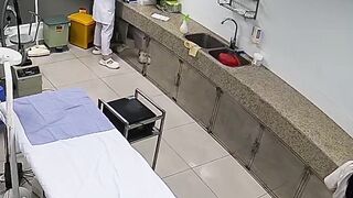 婦人科病院の男性研修医が、オマンコの検査に来た美しい女子学生を盗撮した。彼女はとても恥ずかしがり屋で、人目につかないように足をぎゅ ipcam