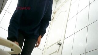 最高の妹がトイレでおしっこをしているパノラマ写真。彼氏が彼女をトイレに連れてきて、おまんこを見せつける [個室透かしなしのオリジナル版] ipcam (6)