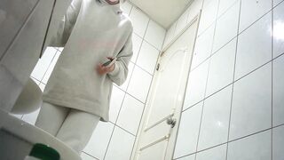 最高の妹がトイレでおしっこをしているパノラマ写真。彼氏が彼女をトイレに連れてきて、おまんこを見せつける [個室透かしなしのオリジナル版] ipcam (8)