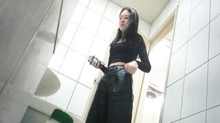 最高の妹がトイレでおしっこをしているパノラマ写真。彼氏が彼女をトイレに連れてきて、おまんこを見せつける [個室透かしなしのオリジナル版] ipcam (9)