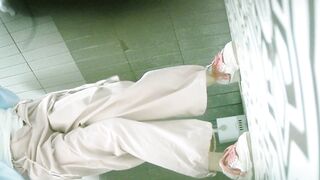 【トイレ撮影】前後ダブルアングル、極上美女がマンコにプラグを差し込み生理用ナプキンを挿入する34V ipcam (11)