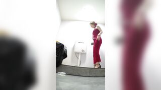 酒店女厕全景偷拍❤️一袭长裙美女伴娘的肥美大鲍鱼 ipcam (1)