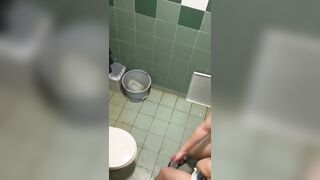 KTVの女性用トイレで、興奮したカップルがセックスをしている様子を隠し撮りした。本当に勇気があるね ipcam