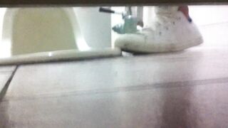 学校のトイレでカップルがセックスをしているところを盗撮された。女子生徒が彼氏のペニスを掴み、「もう一度したい」と言ったが ipcam