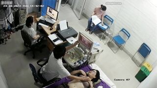 【大神整理合集】妇科诊所阴道检查+医生针管捅阴道+B超+脓胸术+处女膜修复术+无良医生猥亵麻醉美女摸奶二指禅捅逼+用鸡巴合照 ipcam (2)