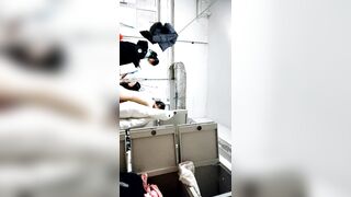 最新のプライベート流出❤️主人が高額で女子校生を雇い、大学の古いキャンパスのトイレに忍び込み、女子校生の着替 ipcam