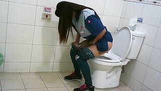 （塾シリーズ）制服と校章を身につけた若い女子生徒のグループ ipcam (2)