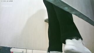 新しく流出したトイレ撮影マスターは、ショッピングモールの女性用トイレに忍び込み、顔を出して隠し撮りした❤️黒い服と白いジーンズを着た可愛 ipcam