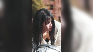 쵸단 드럼 가슴골 팬티노출