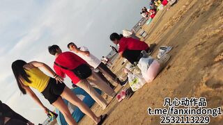 【注目の胸チラ】ビーチの市場で隠し撮り、下着を着けていない若い女性多数！ 74V ipcam (5)