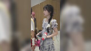 （BC-AA-443）花裙小姐姐上扶梯被CD..橙边白内贴脸拍[某房原版] ipcam