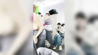 上海モーターショーの試着室で、二人の美しいカーモデルが着替えている姿を捉えたスナップ写真。インビジブルブラに映える二つの丸いヘッドラ ipcam