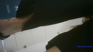 【全景厕拍】绝版全景 好几个小姐姐尿完不擦蹲几下11V[某房原版] ipcam (10)