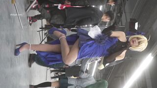 青い髪の少女はウェディングドレスを着ています。前面はステルスでいっぱいです。ピンクは覆われています ipcam 3
