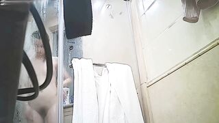 公司团建外出过夜偷拍到了女同事洗澡，全裸出镜,还玩弄她刚换下来的衣服,最后打印照片来贴在公司男厕所 ipcam (2)