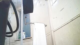 公司团建外出过夜偷拍到了女同事洗澡，全裸出镜,还玩弄她刚换下来的衣服,最后打印照片来贴在公司男厕所 ipcam (4)