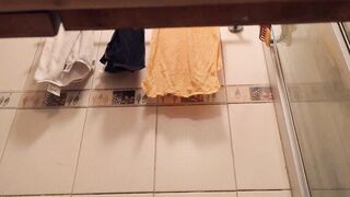 オリジナル ✅ 旅行中にいとこが家に泊まったので、お風呂に入っているところをこっそり撮影しました。ふっくらとした胸とまばらな陰毛が ipcam (3)