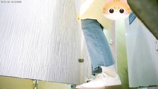 【最高のトイレショット】目が綺麗な女の子は便秘で、指を使って長い間こすってやっと少し出てくる ipcam