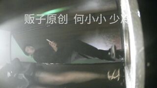 重磅厕拍 酒吧卫生间黑丝小骚货和小伙躲里面亲嘴 后入2V[某房原版] ipcam (1)
