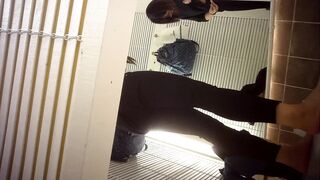 【精品偷拍】国内商场潮牌试衣间4K移动拍摄首发，男友帮女友换试新内衣，手痒直接伸进去摸一把5V【8G】 ipcam 5