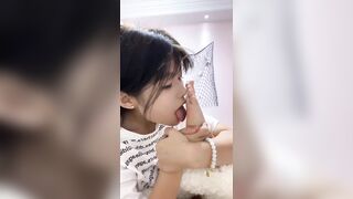 【足拍】私人定制可爱妹子 舔脚 自慰大尺度近距离特写45V[某房原版] china 2 (8)