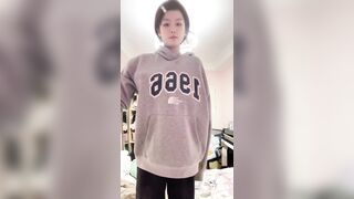 【足拍】私人定制可爱妹子 舔脚 自慰大尺度近距离特写45V[某房原版] china 3 (4)