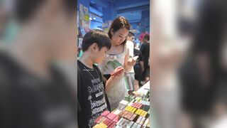女の子は地下鉄でセクシーなハイヒールを脱いだ。レースのパンティーが濡れてしまった ipcam 3