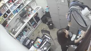 【破解摄像头】美发沙龙人瘦胸大的小姐姐换衣 ipcam
