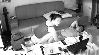 ハッカーが自宅のウェブカメラをハッキングし、メガネの男の硬いチンポを舐めて騎乗位する美しい妻を密かに録画した ipcam