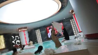 最新流出❤️主人が国内の入浴クラブに潜入して徘徊❤️プールで水遊びしたり着替えたりして隠し撮り～最高の美女が思いがけず出会った ipcam