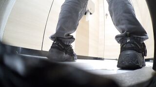 魔法の手外注の最新流出❤️絶妙なトイレ撮影❤️マスターは食べ物の街の女子トイレに潜入し、嘔吐高値の美少女を密かに撮影しました ipcam