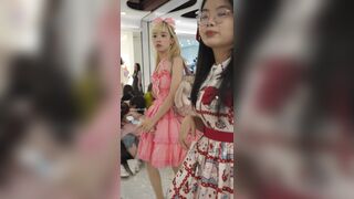 金髪のダブルポニーテールのロリータ美女。美容室でかがんで、CD肉ストッキングと白い下着に捕まった ipcam