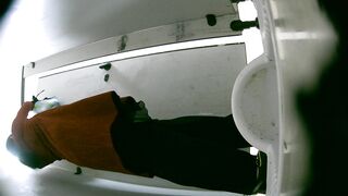 非常に珍しいトイレショット✅我慢できずにズボンのポケットを蛇口のように引っ張る5ビット8V ipcam (3)