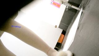 オフィスビルの女子トイレで青いスカートと白いストッキングを履いた清純女神、くねくねと開いた微毛オマンコは死ぬほどオナニーする価値がある ipcam