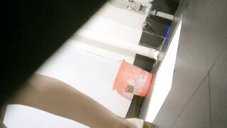 [リクエストに応じて追加ファイル] ⭐壁には目がある⭐⭐オリジナルのトイレショット⭐⭐⭐毛深いマンコと太いお尻のコントラスト制服 ipcam (6)