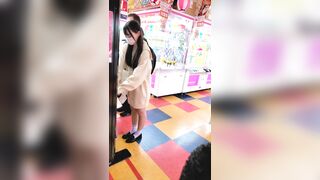 ノーブラセーター？！可愛い顔しておっぱいおっきい！クレーンゲームに夢中な子を後ろから ipcam