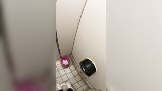 女子トイレに隠れて、放課後に生徒たちがおしっこをしている様子をこっそり撮影。多くの生徒はオマ○コを拭かないんです ipcam (14)