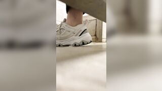 女子トイレに隠れて、放課後に生徒たちがおしっこをしている様子をこっそり撮影。多くの生徒はオマ○コを拭かないんです ipcam (15)