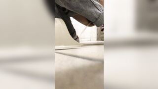 女子トイレに隠れて、放課後に生徒たちがおしっこをしている様子をこっそり撮影。多くの生徒はオマ○コを拭かないんです ipcam (18)