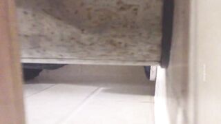 トイレ撮影の達人がKTVにワインを配達中に、ハイヒールの女性を女性用トイレまで尾行してこっそり撮影しました❤️彼女はオシッコをしていて ipcam