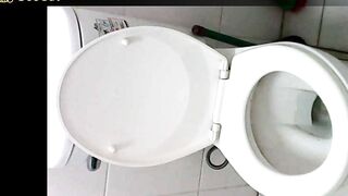 原文❤️塾の先生がトイレにカメラを隠して、女子生徒がトイレに行く様子をこっそり撮影していた。事件後、女子生徒はそれを信じず、先生はとても ipcam (2)