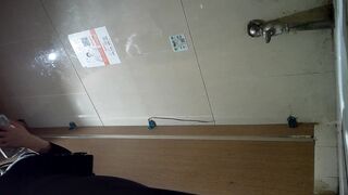【厕拍】全景前拍 无毛一线天尿完都不用擦 还呕吐 ipcam (1)