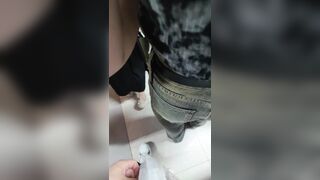 重磅【尾随街射】超炸裂 尾随小姐姐射精撒尿（2）50V[某房原版] ipcam (5)