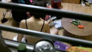 ㊙️民间暗拍㊙️窗外偷拍居家美女被发现眼神碰撞 豹纹小美女身材真不错