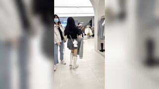 【KFC】短いスカートと肌色のストッキングを履いた女子学生が、スカートを隠して買い物をしている。下着の半分はお尻で隠れている ipcam