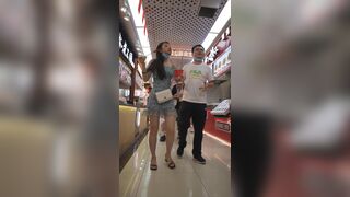(BC无内系列3)⭐蕾丝短裙少妇不穿内裤逛街..阴唇长满黑毛[某房原版] ipcam (2)