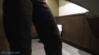 尻フェチ歓喜の背面接写ショットを多数収録！【突撃！隣の女子トイレ⑲】 ipcam